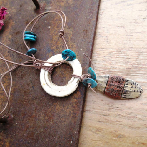 Alvéoles des saisons: un collier tribal rustique et primitif avec ancien coquillage rare de nouvelle-guinée