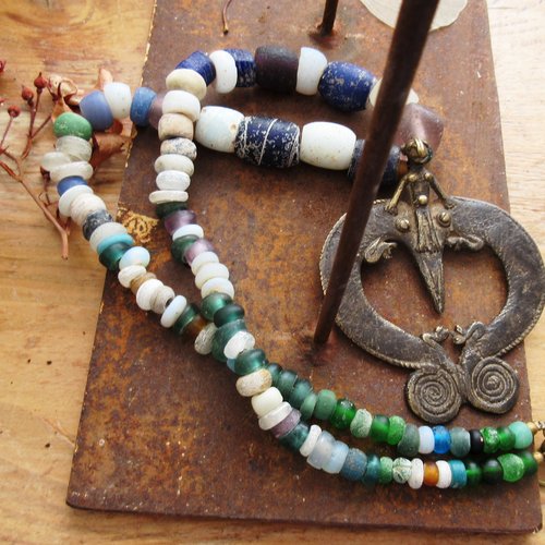 Vendu- vocabulaire sensoriel: art premier pour ce collier avec perles antiques dutch dogon et en verre romain du mali, amulette gan bronze