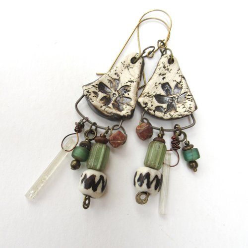 Vendu- chemins de vie : des boucles d'oreille boho tribales , petits grigris, avec céramiques artisanales , kunzite ...
