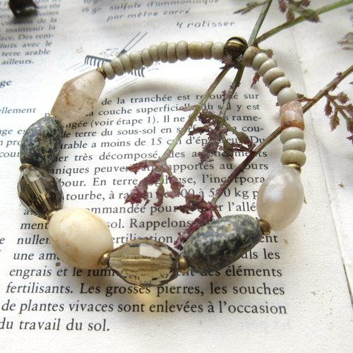 Un peu de poivre, un peu de sel .. :un bracelet ethnique unisexe ajustable avec perles granit, quartz du néolithique ..