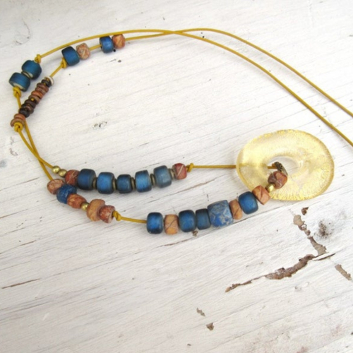 L'or du jour : un collier mi-long minimaliste avec pendentif verre murano ...