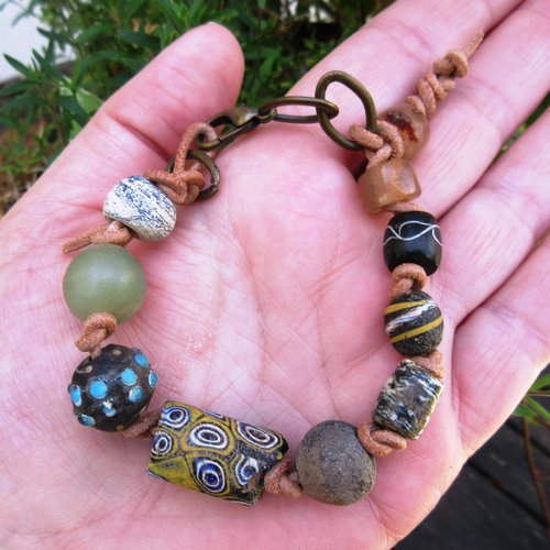 Connaissances intemporelles : un bracelet ethnique nature unisexe en perles anciennes africaines ou african trade beads