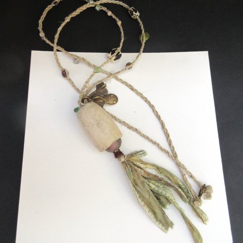 Kenya: très très long collier composé de fils de lin bruts tressés avec des anciennes perles en verre et en os d'afrique