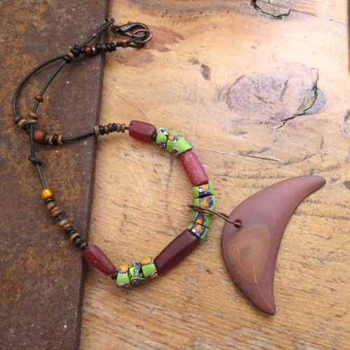 Les regards ont des flammes soudaines : un collier tribal de style africain avec talisman en terre cuite du mali ....