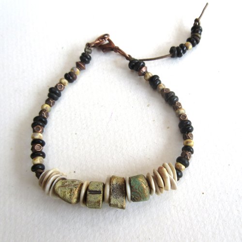 Un bracelet romantique citadin et nature avec perles en céramique artisanale : une brise odorante