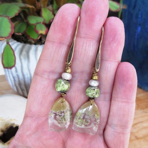 Vendu - des boucles d'oreille romantiques avec ces superbes cabochons en agate mousse des bois opalisée : "autres possibles " ..