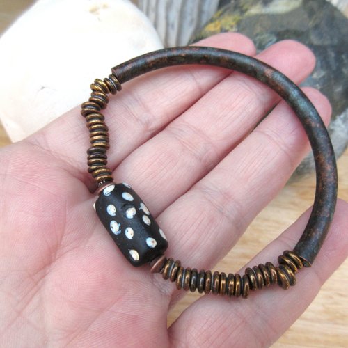 Un bracelet semi rigide tribal bohème avec perle ancienne vénitienne de collection  ... : "des odeurs de savane"
