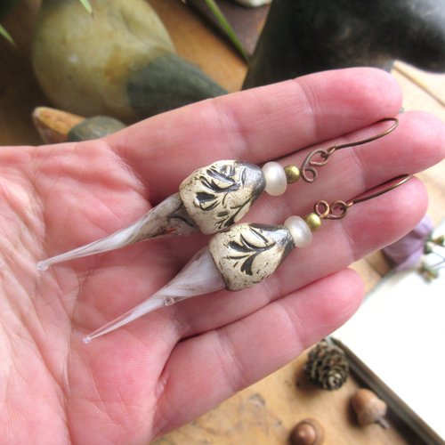 Boucles d'oreilles natures avec clochettes en céramique artisanales  !!! : "routes du paradis blanc"