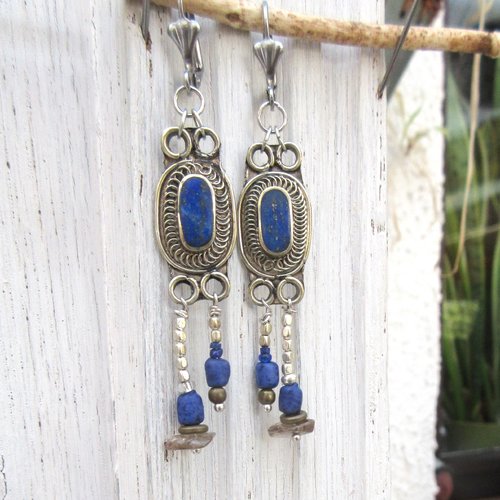Boucles d'oreille nomades tribales avec cabochons de lapis lazuli .... :" mémoires suspendues"