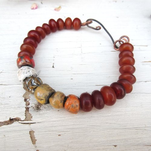 Un bracelet unisexe primitif rigide avec perles en céramique raku artisanale .... : "parfum d'orange"