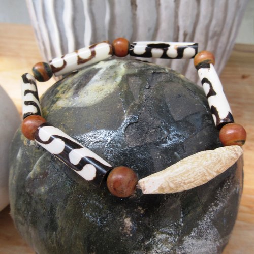 Un bracelet de type africain avec perles batik et anciennes perles en jaspe .. !!!!! : "faire rire ton coeur"