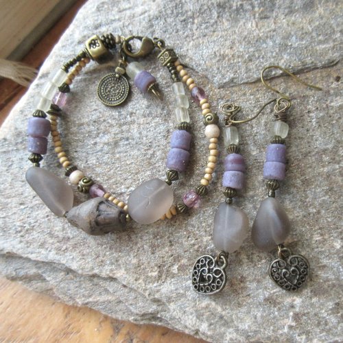 L'essence des couleurs: une parure bracelet et boucle d'oreilles ,réalisée à partir d'anciennes perles de quartz fumé mat du népal