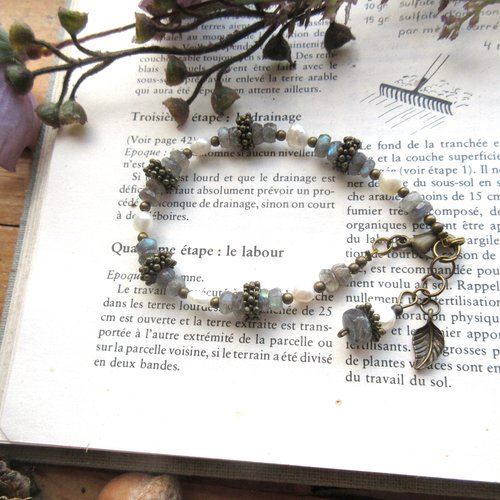 Vendu - des perles facettées en labradorite et perle fine baroque pour ce bracelet romantique