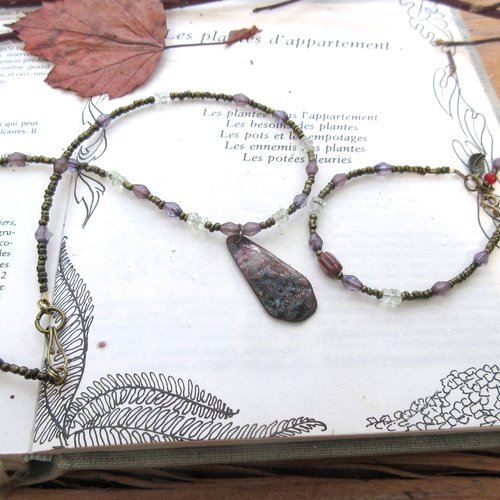 Une douce parure romantique bracelet et collier avec perles heishi d'améthyste verte, pendentif en émail d'artiste!: "violette des bois"