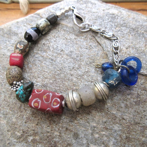 Au pays du silence: un bracelet unisexe boho chic et citadin avec perles de collection african trade beads ...
