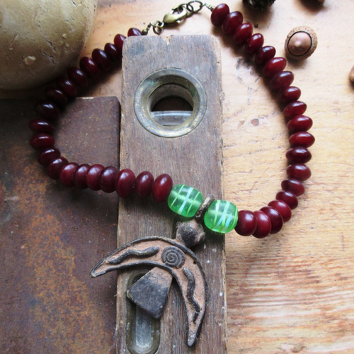 Vendu -collier tribal avec pendentif talisman oiseau croissant amulette bronze et perles résine afrique .... : "poussière du désert"  .