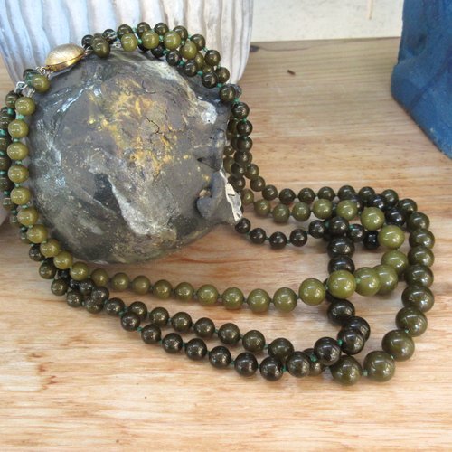 Un collier - dag- féerique, aérien et vintage - 3 rangs de perles en verre dégradés de verts  : "dans un tiroir poudré "...