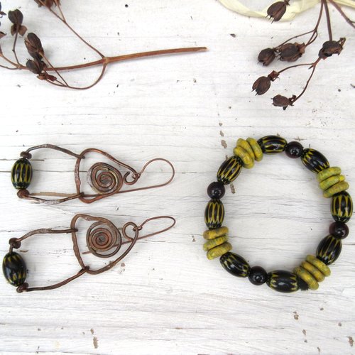 Antiques passions : une parure bracelet et boucles d'oreille tribales et bohèmes, perles à chevrons jaune et noir  ....