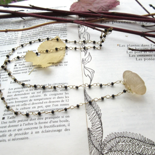 Un collier ethnique nomade et minimaliste avec perle de verre bohème, amulette peul : "une lumière native"