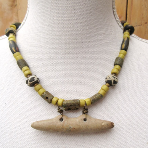 Un collier de style africain avec perles "african trade beads" .... : "pulsions sensuelles "