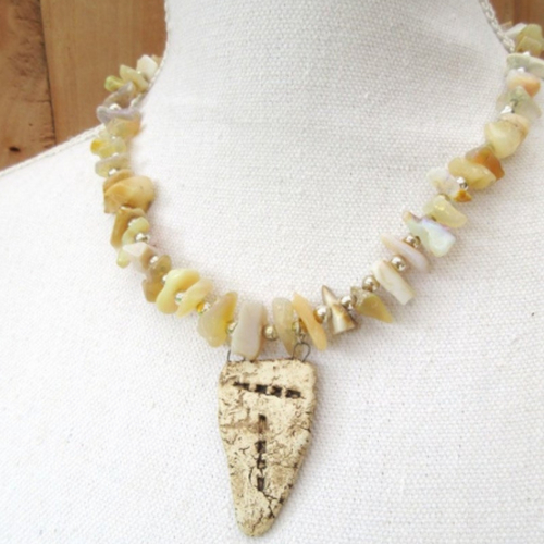 Pour un flirt ....: de l'opale brute d'ethiopie pour ce collier chic, citadin et zen