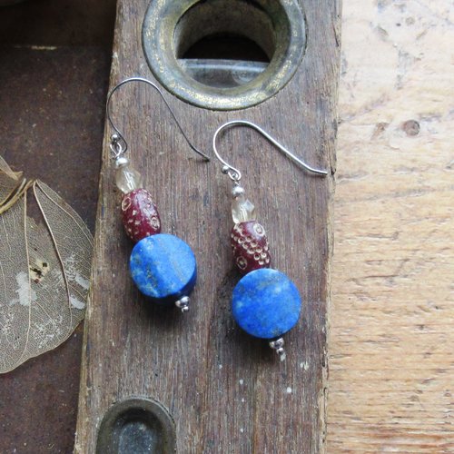 Des boucles d'oreille nomades avec grosse perle lapis lazuli et ancienne cornaline sculptée : l'age d'horizons...