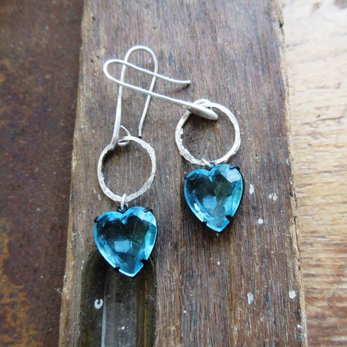 Splendides breloques retro coeurs verre cristal bleu pour ces boucles d'oreille "olf fashion" ... : "juste pour elle"
