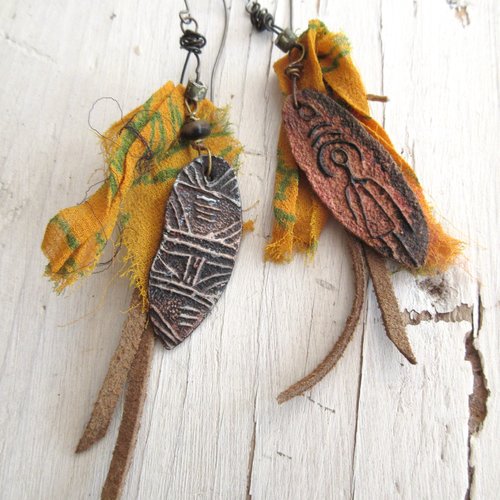 Vendu- regarder en soi  : des boucles d'oreille asymétriques amérindiennes avec céramiques artisanales pétroglyphes....