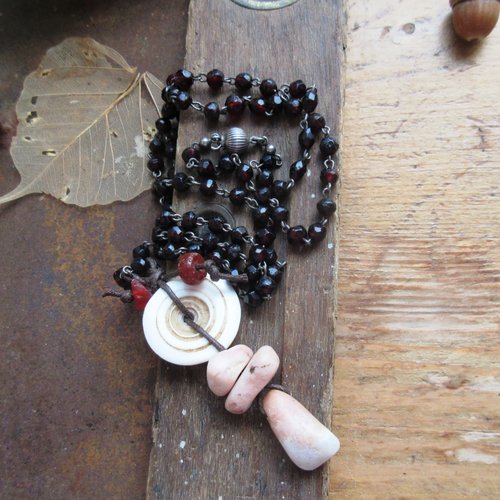 Un collier chic, nature avec perles grenat facetté , ancienne coquille  .... : "mémoires de la mer & de la terre"