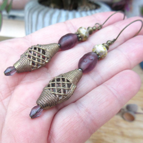Vendu .... des boucles d'oreille primitives, lumineuses avec perles laiton ashanti - cadeau pour elle : "violettes des bois".....