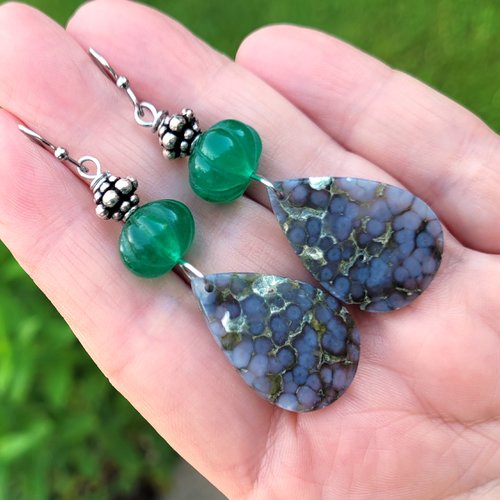 Vendu - des boucles d'oreille romantiques, organiques avec ces superbes cabochons en agate grappe d'indonésie : "ramages poétiques" ..