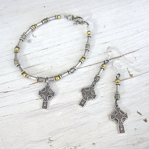 Une parure minimaliste bracelet et boucles d'oreille avec petites croix en argent plaqué de l'abbaye de maredsous ... : "etats de grâce "