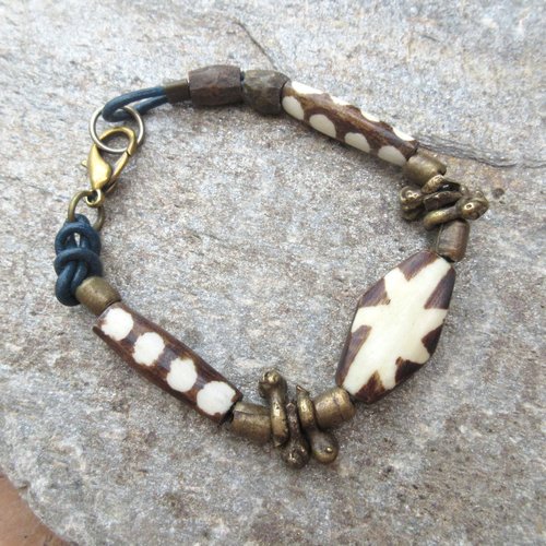 Un bracelet tribal unisexe ethnique , perles en os batik , perles laiton peuls fulani : "rythmes du mali" ..