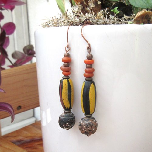 Vendu-- des boucles d'oreille tribales avec perles vénitiennes antiques : "tendre amour d'orange amère "