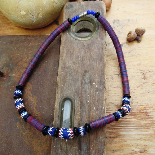 Un collier unisexe de style africain avec perles en anciennes pâtes de verre et disques en vinyle !!!!! : "silence de couleurs" ..