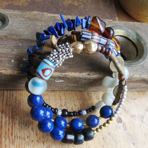 Un incroyable bracelet mémoire 3 rangs avec perles anciennes lapis lazuli , pierre de lune, oeil de tigre, etc : "nostalgiques accents" ..