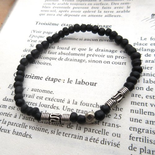 Un bracelet minimaliste unisexe tribal avec perles argent berbère du maroc : "derniers frémissements" ..