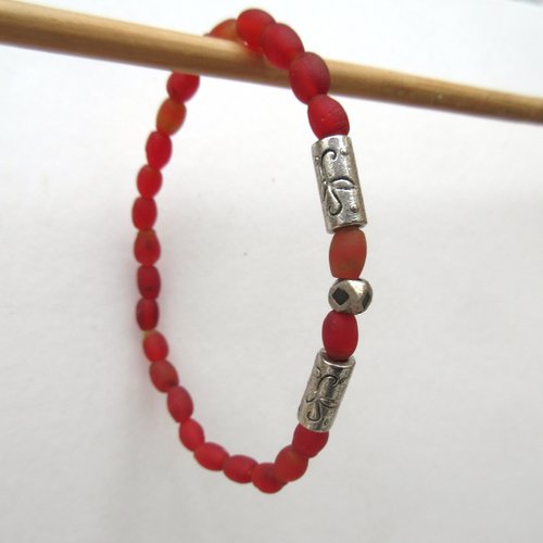 Un bracelet minimaliste unisexe tribal avec perles argent berbère du maroc : "rencontres merveilleuses" ..