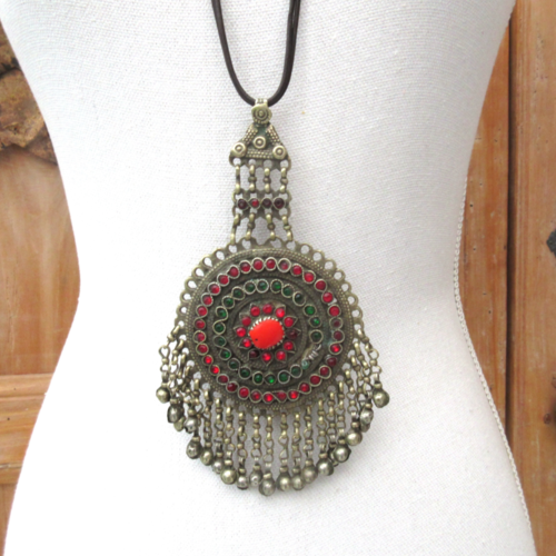 Du côté vintage: un ancien pendentif du tibet- objet de collection- avec ancien corail et perles verre vaseline turquoise ..