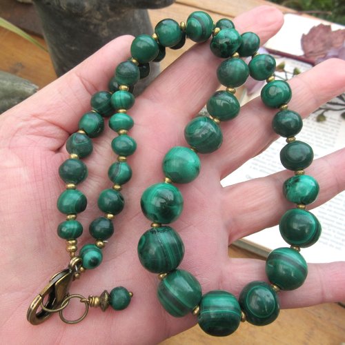 Reserve amt -un collier ras de cou classique unisexe avec splendides perles en malachite : "métamorphose spirituelle "