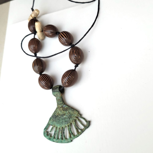 Un collier unisexe de style africain tribal ethnique avec ces perles rares anciennes en bois pétrifié : "je l' ecoute respirer "..
