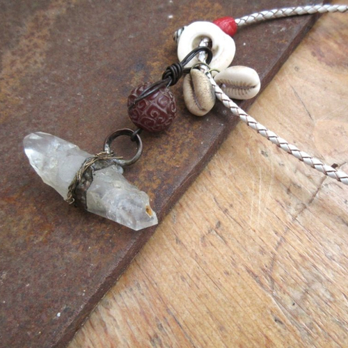 A travers les miroirs !!!!! : un collier tribal grigri avec cristal de quartz double pointes