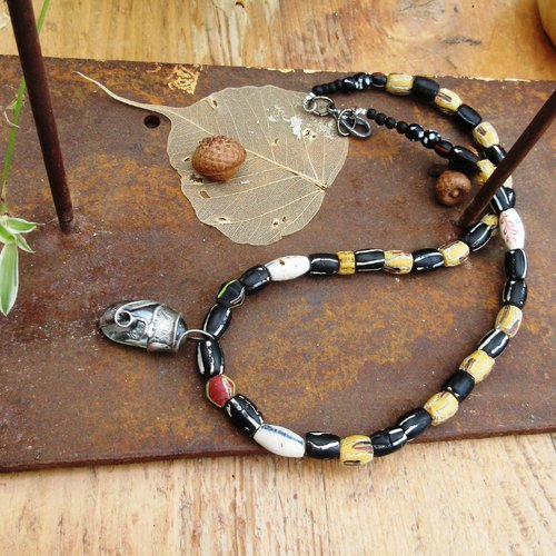 Les epaules du désert  : un superbe collier tribal aux parfums naturels avec des perles de collections african trade beads...