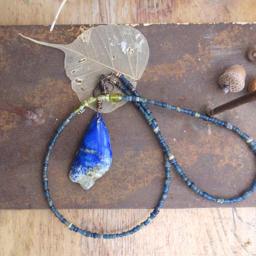 Reserve amt - des effets essentiels : un collier tribal et unisexe en perles "djenné" et grosse nugget de lapis lazuli avec pyrite ....