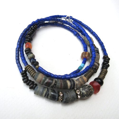 Corde sensible de l'ame : un bracelet 4 rangs à enrouler ou un collier ethnique avec african trade beads .....