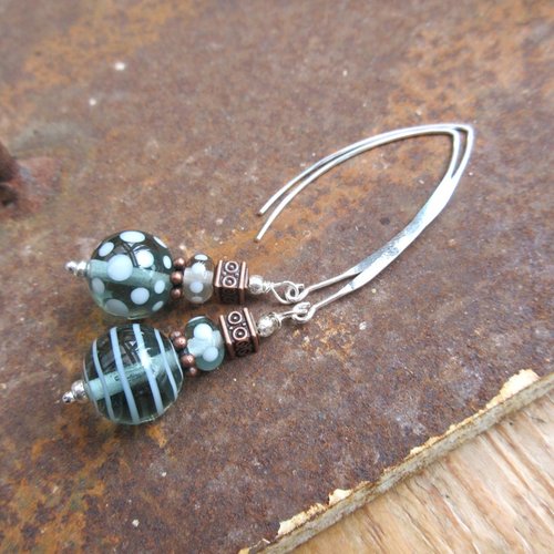 Vendu - de douces confidences !!!! : des boucles d'oreille particulières, romantiques avec perles artisanales filées au chalumeau