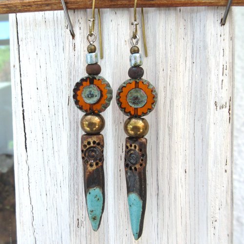 Vendu - extraits graphiques: des boucles d'oreille natures, boho chics,  avec pointe en céramique artisanale