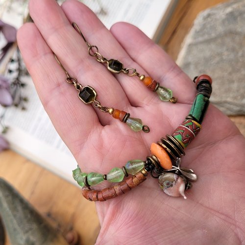 Une parure bracelet et boucles d'oreille boho tribale avec des perles african trade beads : "doux murmures !!!!!"