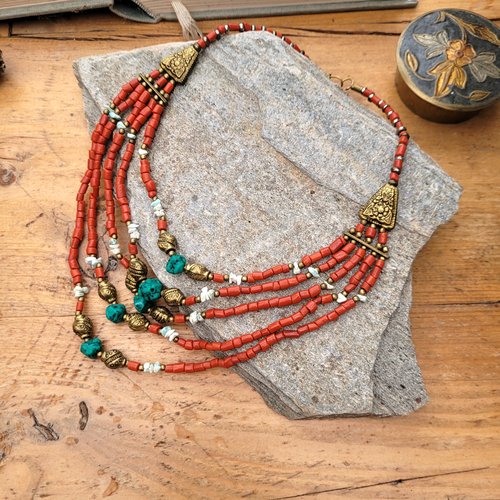Un prix doux pour ce collier nature, un rien baroque de style tibétain avec 5 rangs de perles corail, turquoise, perles ethniques ..