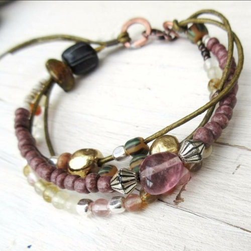 "poudre d'or !!!!!": un bracelet 4 rangs un bracelet 4 rangs composés de perles de tourmaline, céramiques roses contemporaines..